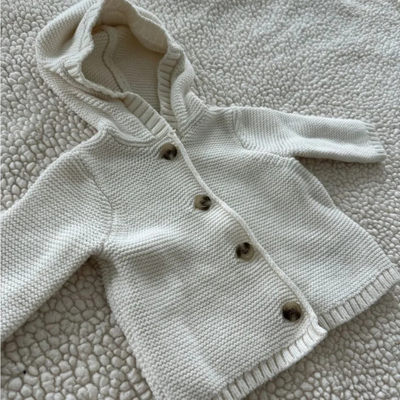 Old Navy knitted 100% cotton cardigan 0-3 months - Picture 2 of 4
